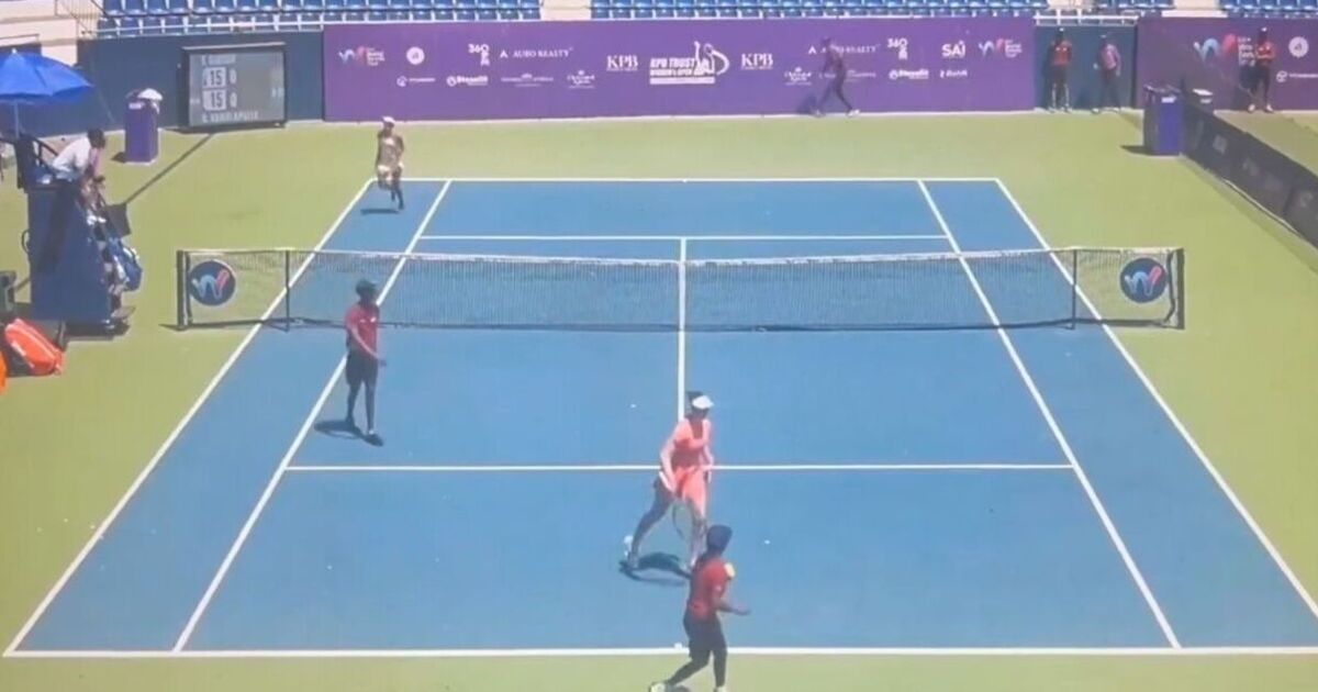Des joueurs de tennis terrifiés lâchent leurs raquettes et sprintent hors du terrain pour se mettre en sécurité dans des images virales