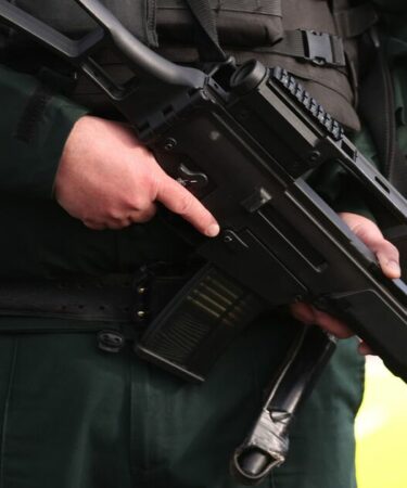 Des policiers armés envahissent les routes près d'une école primaire après un « enlèvement »