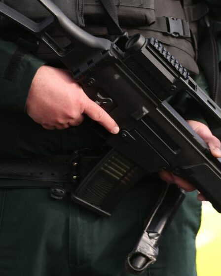 Des policiers armés envahissent les routes près d'une école primaire après un « enlèvement »