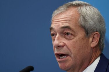 Élection partielle de Gorton et Denton EN DIRECT : Nigel Farage fustige Keir Starmer « paniqué »