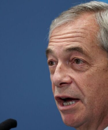 Élection partielle de Gorton et Denton EN DIRECT : Nigel Farage fustige Keir Starmer « paniqué »