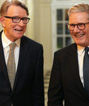 Keir Starmer accusé d'avoir utilisé l'arrestation d'Andrew "pour esquiver le scandale de Peter Mandelson"