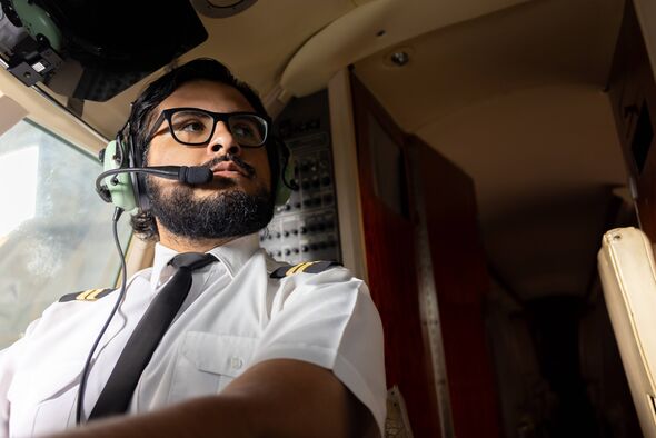 Pilote à l'intérieur du cockpit