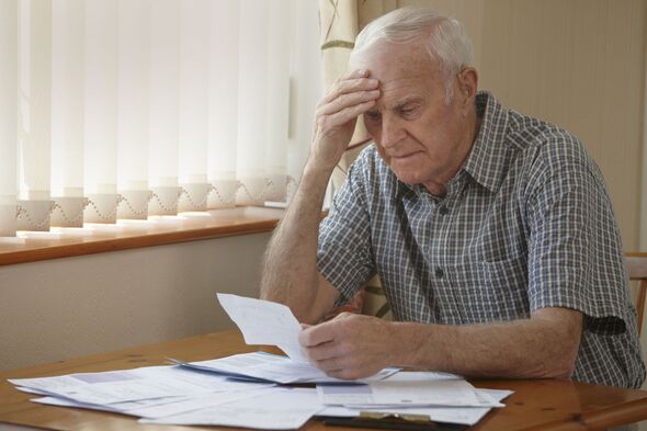 homme assis à table s'inquiétant des factures