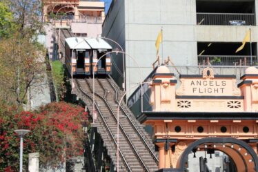 Le chemin de fer le plus court du monde qui prend 45 secondes pour voyager - 298 pieds de long et des vues magnifiques