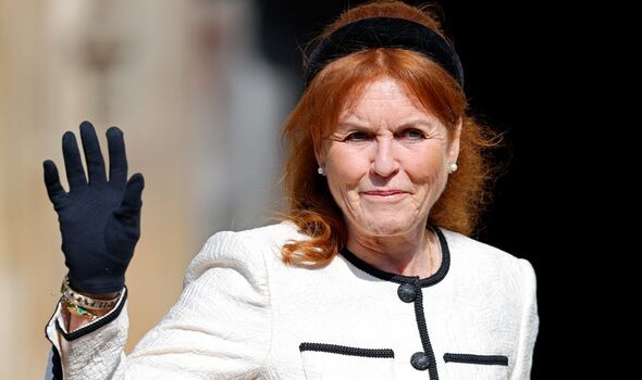 Sarah Ferguson saluant