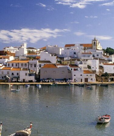 Le magnifique village balnéaire d’Europe constamment éclipsé par des voisins plus célèbres