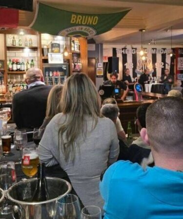 Le pub britannique bien-aimé ferme ses portes avec la visite de 2 légendes du football – « c'est tout, les amis »