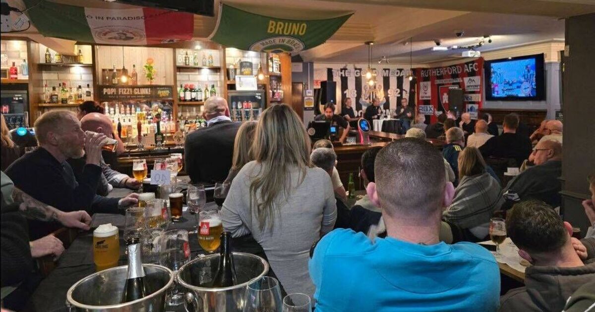 Le pub britannique bien-aimé ferme ses portes avec la visite de 2 légendes du football – « c'est tout, les amis »