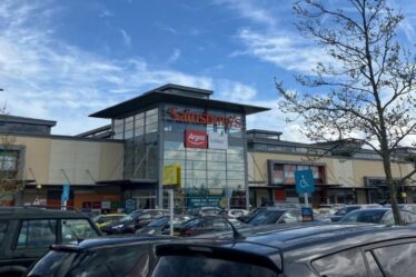Le village abrite le plus grand Sainsbury's du Royaume-Uni - Argos, Specsavers et Timpson's à l'intérieur
