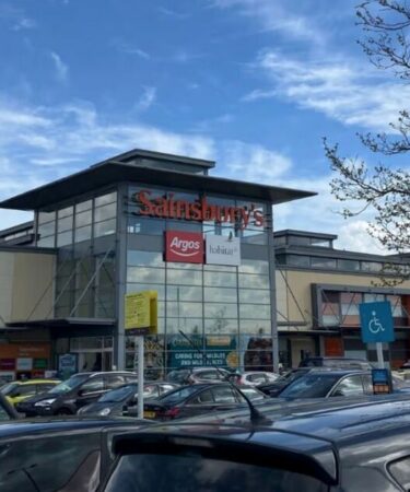 Le village abrite le plus grand Sainsbury's du Royaume-Uni - Argos, Specsavers et Timpson's à l'intérieur