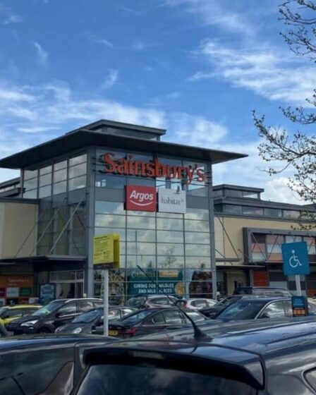 Le village abrite le plus grand Sainsbury's du Royaume-Uni - Argos, Specsavers et Timpson's à l'intérieur