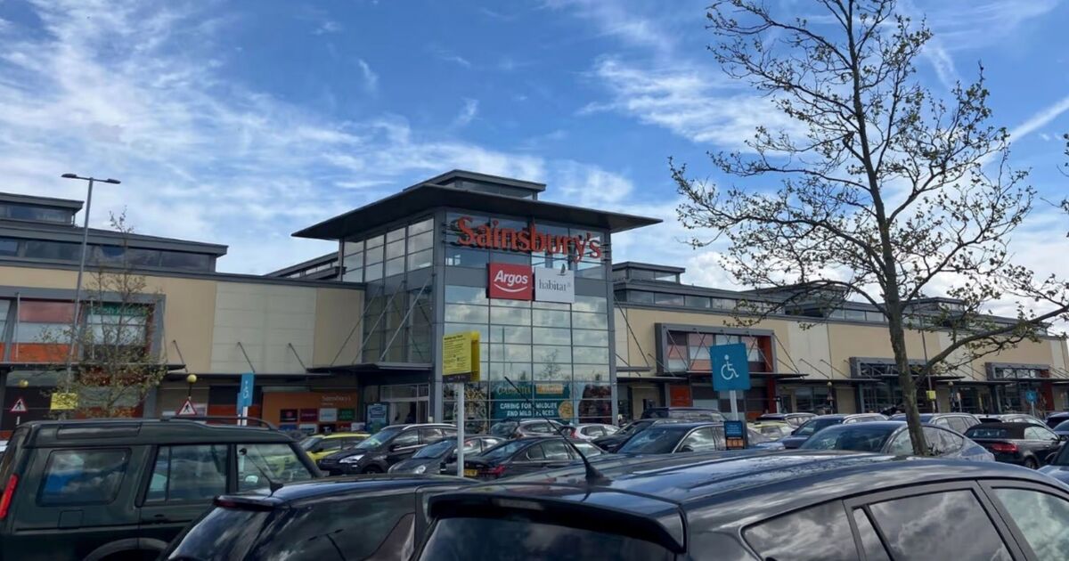 Le village abrite le plus grand Sainsbury's du Royaume-Uni - Argos, Specsavers et Timpson's à l'intérieur