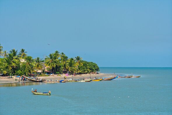 Banjul, Gambie, bateaux de pêche sur une plage ensoleillée
