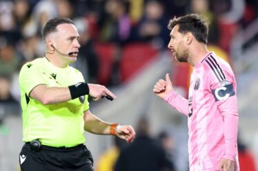 Lionel Messi retenu par Luis Suarez alors que la star furieuse de l'Inter Miami affronte l'arbitre