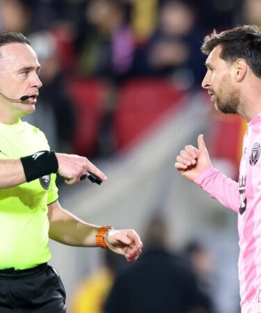 Lionel Messi retenu par Luis Suarez alors que la star furieuse de l'Inter Miami affronte l'arbitre