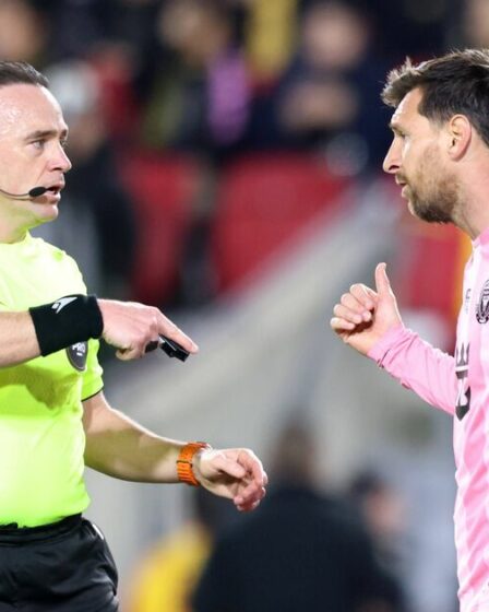 Lionel Messi retenu par Luis Suarez alors que la star furieuse de l'Inter Miami affronte l'arbitre