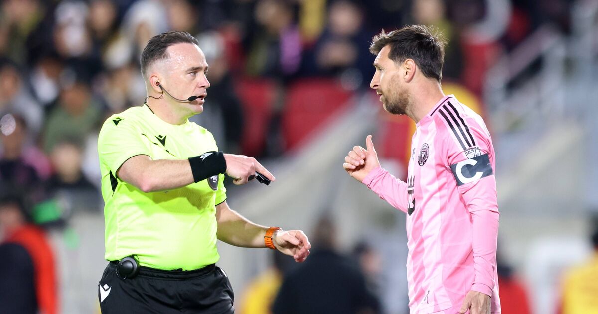 Lionel Messi retenu par Luis Suarez alors que la star furieuse de l'Inter Miami affronte l'arbitre