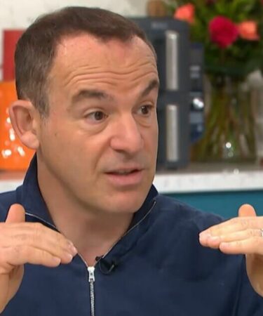 Martin Lewis indique aux demandeurs du crédit universel un programme de bonus de 50 pour cent