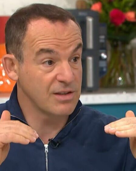 Martin Lewis indique aux demandeurs du crédit universel un programme de bonus de 50 pour cent