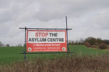 Panique dans un village britannique alors qu'un habitant chasse les migrants de chez lui après le couvre-feu de 23 heures