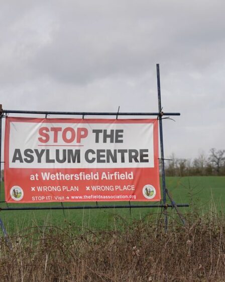Panique dans un village britannique alors qu'un habitant chasse les migrants de chez lui après le couvre-feu de 23 heures