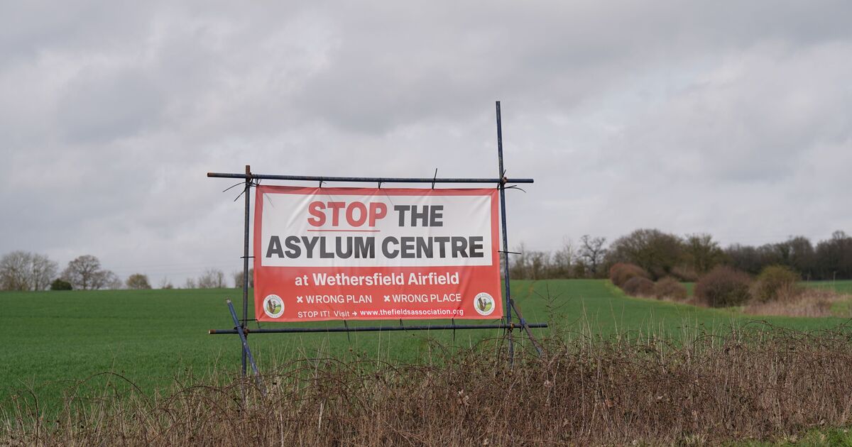 Panique dans un village britannique alors qu'un habitant chasse les migrants de chez lui après le couvre-feu de 23 heures