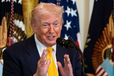 Politique EN DIRECT : Donald Trump lance une attaque cinglante contre Starmer pour la trahison des Chagos