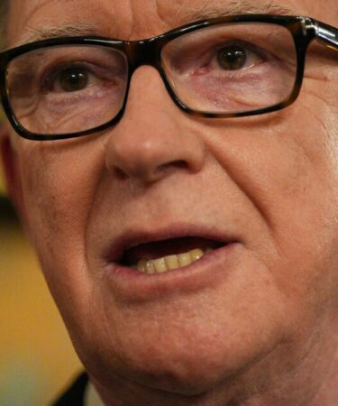 Politique EN DIRECT : Keir Starmer déchiré par la bévue de Mandelson après une démission étonnante