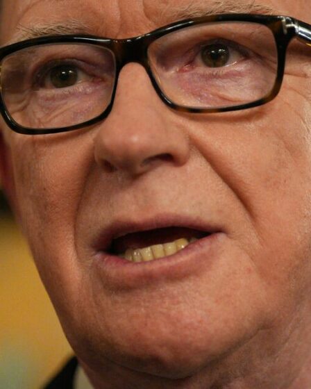 Politique EN DIRECT : Keir Starmer déchiré par la bévue de Mandelson après une démission étonnante