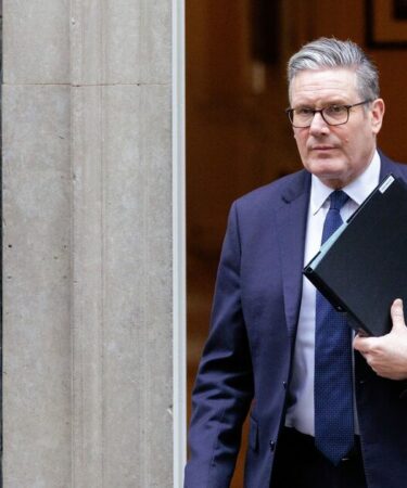 Politique EN DIRECT : Keir Starmer fera face à des grillades infernales dans les logements familiaux alors que la crise de Mandelson s'aggrave