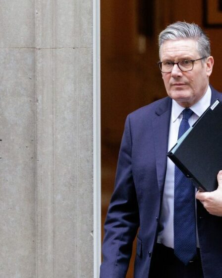 Politique EN DIRECT : Keir Starmer fera face à des grillades infernales dans les logements familiaux alors que la crise de Mandelson s'aggrave