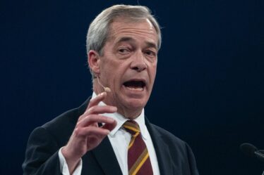 Politique EN DIRECT : Nigel Farage prédit la date à laquelle Keir Starmer sera parti après un coup fracassant