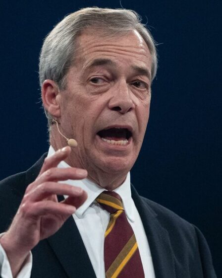 Politique EN DIRECT : Nigel Farage prédit la date à laquelle Keir Starmer sera parti après un coup fracassant