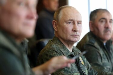 Poutine humilié alors que les pertes croissantes le rapprochent d’une énorme décision concernant l’Ukraine