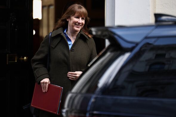 La chancelière britannique de l'Échiquier Rachel Reeves quitte le 11 Downing Street, dans le centre de Londres, le 4 février 2026. (Photo de He