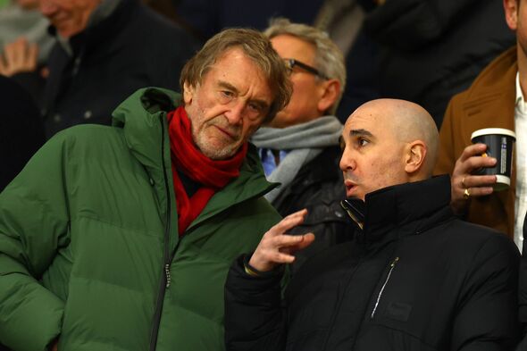 Sir Jim Ratcliffe (à gauche), copropriétaire de Manchester United, regarde à côté du directeur général Omar Berrada