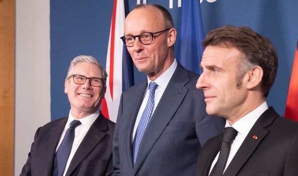 Keir Starmer souriant aux dirigeants européens Keir Starmer souriant aux dirigeants européens