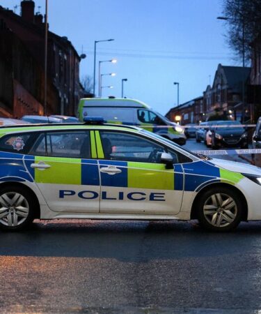 Tir à Oldham EN DIRECT : un homme armé ouvre le feu sur une maison alors que la police lance un appel urgent