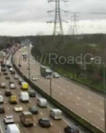 Trafic M25 EN DIRECT : chaos à l'aéroport de Londres Heathrow alors que plusieurs accidents entraînent un retard de 2 heures