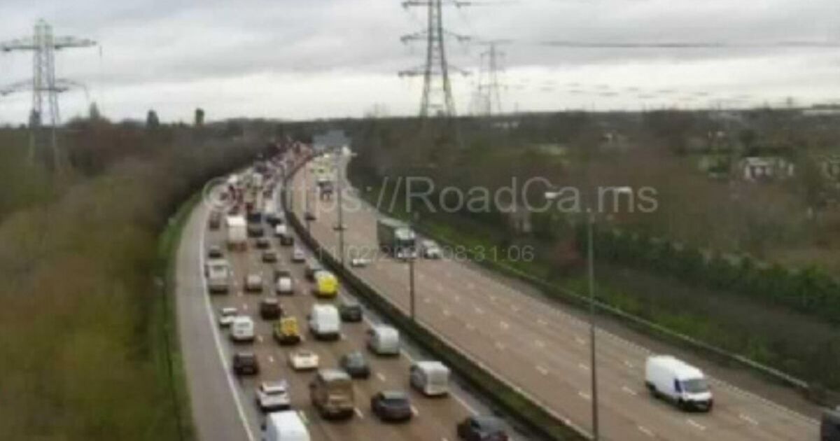 Trafic M25 EN DIRECT : chaos à l'aéroport de Londres Heathrow alors que plusieurs accidents entraînent un retard de 2 heures
