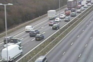 Trafic M6 EN DIRECT : Chaos aux heures de pointe alors que l'accident de deux camions entraîne un énorme retard - les ambulanciers sur place