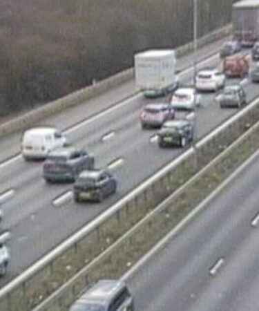 Trafic M6 EN DIRECT : Chaos aux heures de pointe alors que l'accident de deux camions entraîne un énorme retard - les ambulanciers sur place