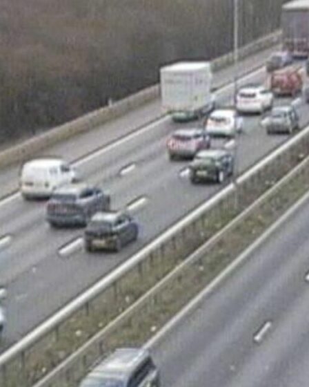 Trafic M6 EN DIRECT : Chaos aux heures de pointe alors que l'accident de deux camions entraîne un énorme retard - les ambulanciers sur place