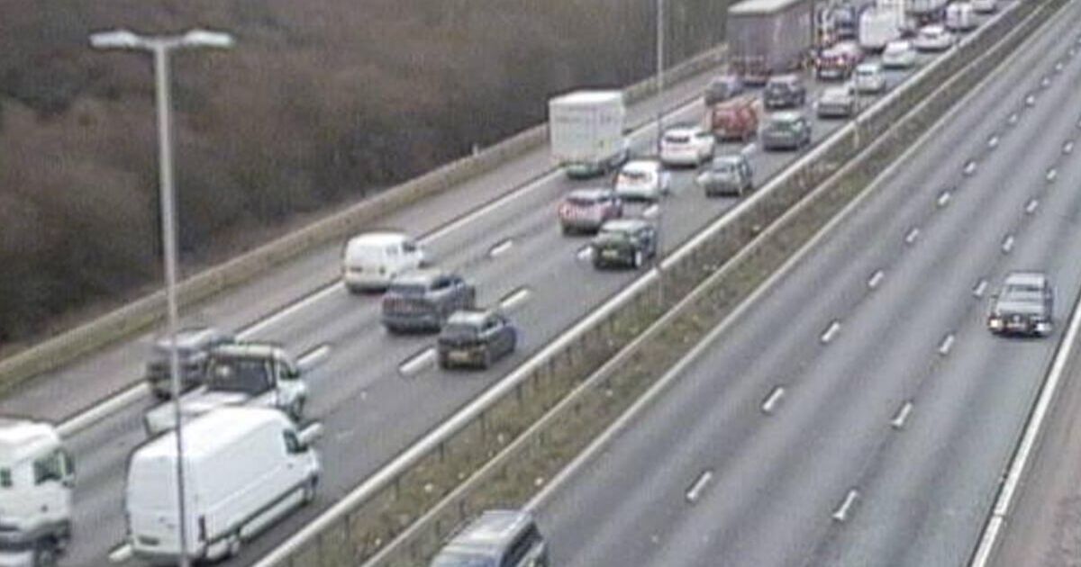 Trafic M6 EN DIRECT : Chaos aux heures de pointe alors que l'accident de deux camions entraîne un énorme retard - les ambulanciers sur place