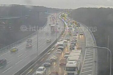 Trafic M60 EN DIRECT : un énorme accident entre un camion et une voiture bloque l'autoroute avec 45 minutes de retard