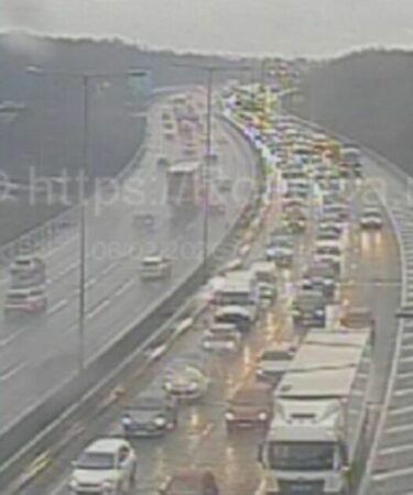 Trafic M60 EN DIRECT : un énorme accident entre un camion et une voiture bloque l'autoroute avec 45 minutes de retard