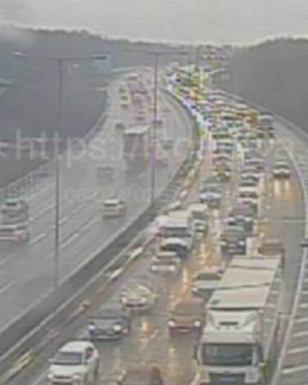 Trafic M60 EN DIRECT : un énorme accident entre un camion et une voiture bloque l'autoroute avec 45 minutes de retard