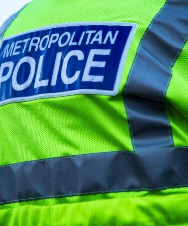 Un adolescent accusé de tentative de meurtre après que des garçons âgés de 12 et 13 ans ont été poignardés à l'école