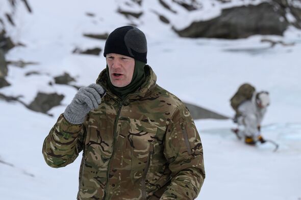Le ministre britannique des Forces armées, Al Carns, participe à un entraînement de la Royal Marine en Norvège
